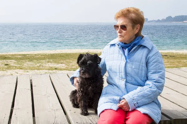 Portrait Une Femme Âgée Assise Avec Son Chien Sur Une — Photo