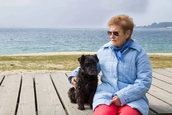 Portrait Une Femme Âgée Assise Avec Son Chien Sur Une — Photo