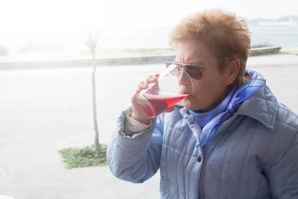 Seniorin Trinkt Erfrischenden Sommercocktail — Stockfoto