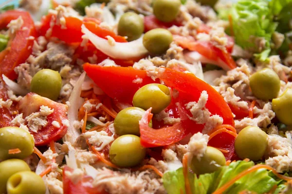 Salaattilevy Tonnikalaa Oliiveja Ruokavalio Terveys Käsite — kuvapankkivalokuva
