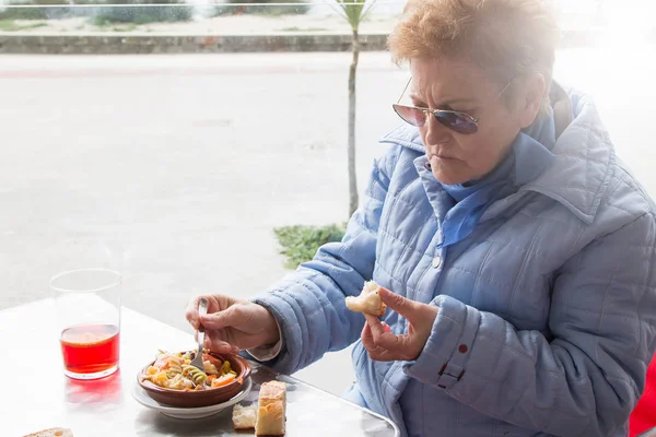 Frau Isst Salat Auf Der Terrasse Des Restaurants — Stockfoto