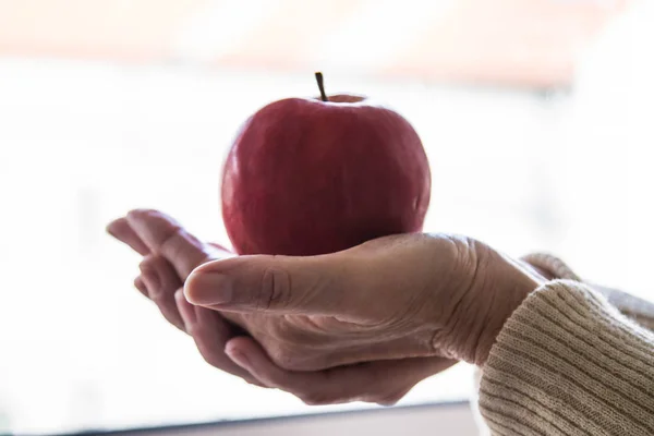 Femme Tenant Pomme Dans Les Mains Régime Alimentaire Concept Santé — Photo