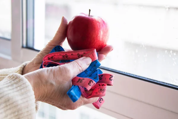 Mujer Sosteniendo Las Manos Manzana Cinta Métrica Concepto Dieta Salud —  Fotos de Stock