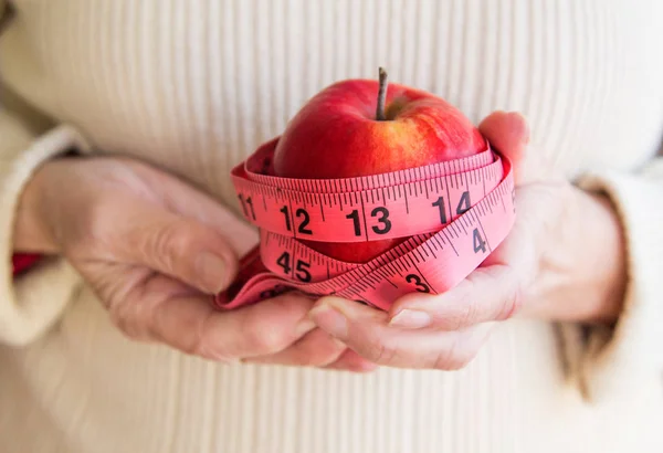 Dłonie Jabłkami Elastyczne Zasady Jako Koncepcja Diety Kontroli Masy Ciała — Zdjęcie stockowe