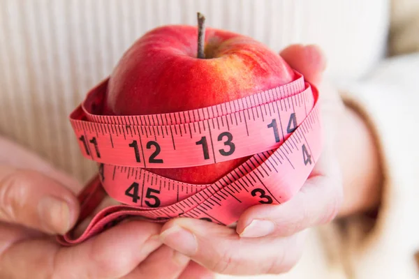 Handen Met Appels Flexibele Regel Als Concept Van Dieet Gewichtsbeheersing — Stockfoto