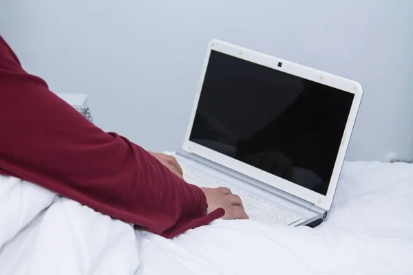 Hands Man Using Laptop Bed — Stock Photo, Image