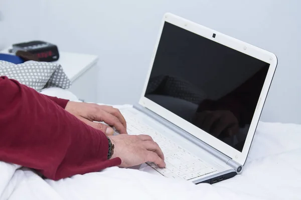 Yatakta Dizüstü Bilgisayar Kullanan Adamın Elleri — Stok fotoğraf