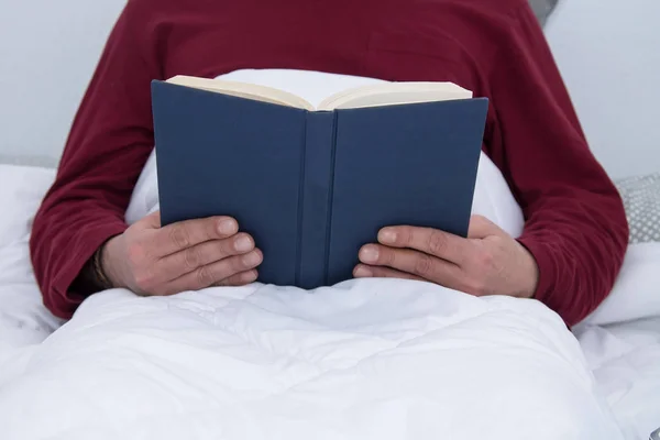 Mann Liest Oder Studiert Ein Buch — Stockfoto