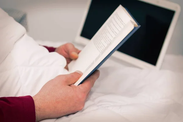 Mann Bett Liest Oder Studiert Ein Buch — Stockfoto