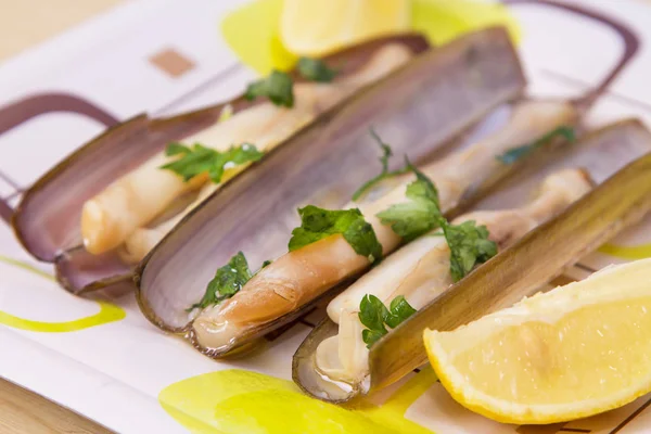 Coltelli Cotti Alla Griglia Con Salsa Verde — Foto Stock