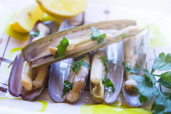 魚介類油とパセリで焼いたかみそりのアサリ — ストック写真