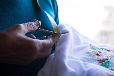 Kadının el dikişlerine yakın çekim 