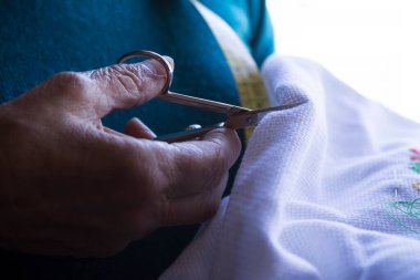 Kadının el dikişlerine yakın çekim 