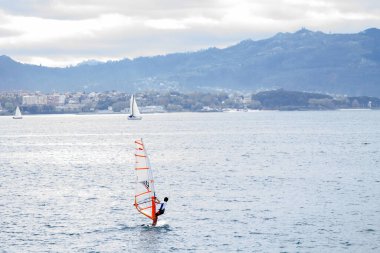 Okyanusta rüzgar sörfü yapmak.
