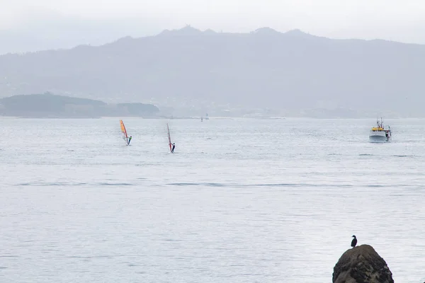 Κάνοντας Windsurfing Στη Θάλασσα Θαλασσογραφία — Φωτογραφία Αρχείου