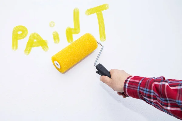 Pittura Con Rullo Parete Giallo Concetto Decorazione Ristrutturazione — Foto Stock