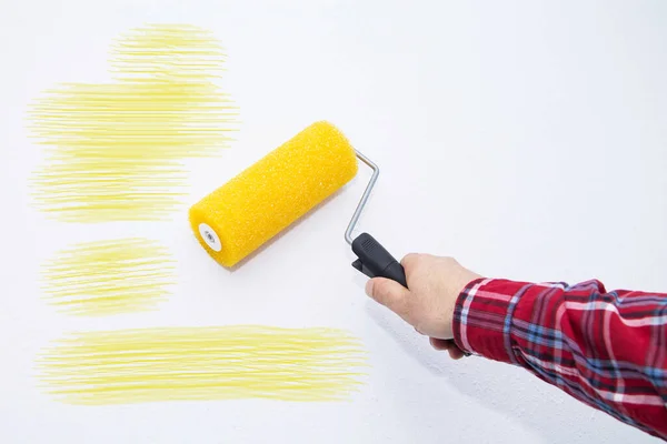 Pittura Con Rullo Parete Giallo Concetto Decorazione Ristrutturazione — Foto Stock