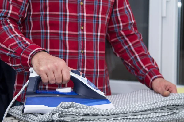 Ropa Hombre Tabla Planchar Con Hierro Azul Trabajos Domésticos Concepto —  Fotos de Stock