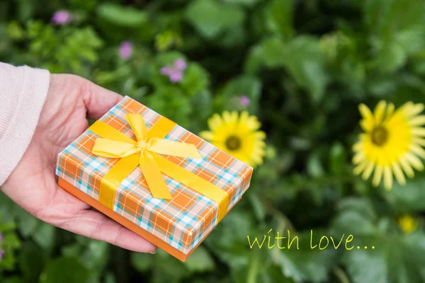 Moederdag Wenskaart Met Geschenkdoos Madeliefjes — Stockfoto