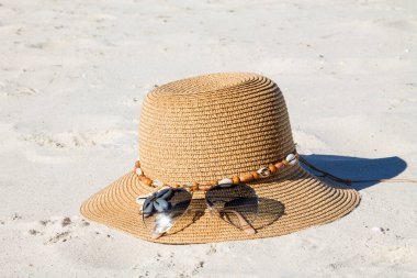 Plaj manzarasında şapka ve güneş gözlüğü, tatil ve yaz