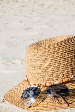 Plaj manzarasında şapka ve güneş gözlüğü, tatil ve yaz