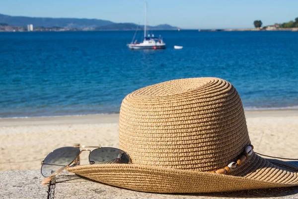 Καπέλο Και Γυαλιά Ηλίου Στο Τοπίο Της Παραλίας Τις Διακοπές — Φωτογραφία Αρχείου
