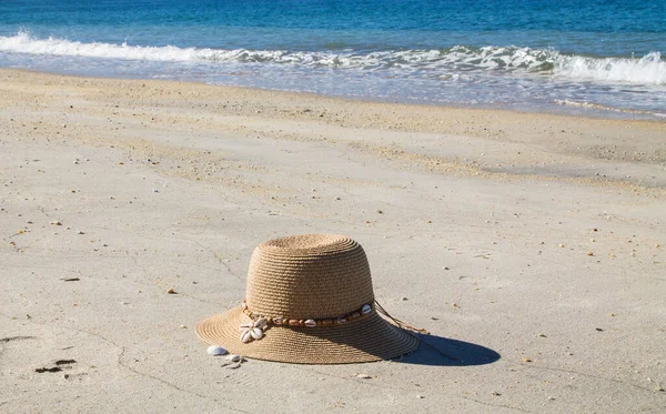 Καπέλο Στο Τοπίο Της Παραλίας Διακοπές Και Καλοκαίρι — Φωτογραφία Αρχείου