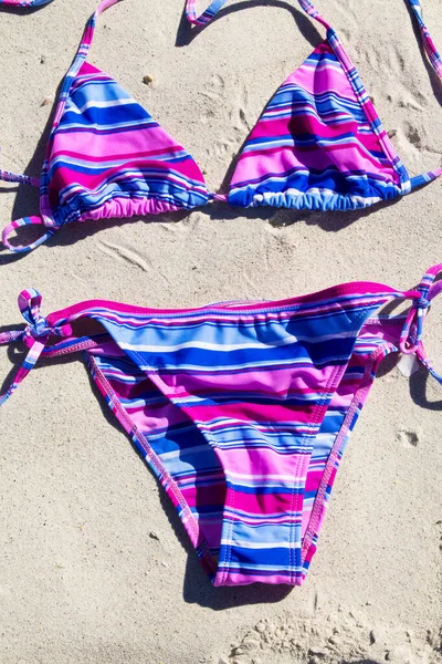 Bikini Striped Dans Sable Sur Plage Concept Vacances Été — Photo