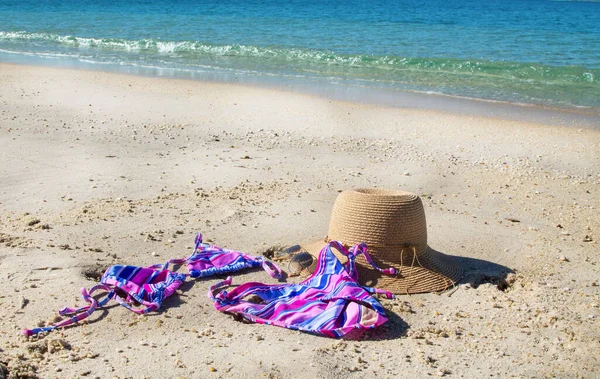 Chapéu Óculos Sol Biquíni Paisagem Praia Férias Verão — Fotografia de Stock