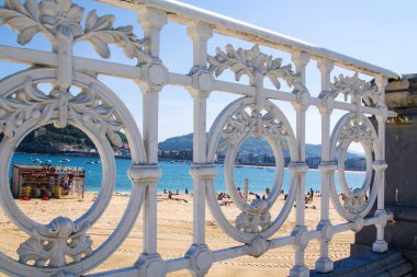 Lezzetli kırmızı çilekleri tutan eller