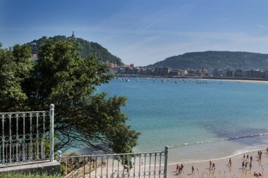 San Sebastian, Donostia, Guipuzcoa, İspanya 'daki deniz kabuğu plajı.