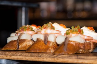 tapas, pintxos ve kanepeler San Sebastian 'ın barında - donostia, İspanya