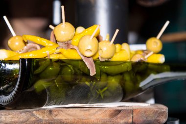 tapas, pintxos ve kanepeler San Sebastian 'ın barında - donostia, İspanya