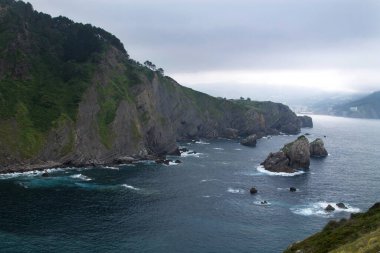 Gaztelugatxe, vizcaya, İspanya 'dan görünen sisli kayalıklar