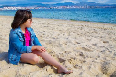 Kız sahilde oturuyor, tatil konsepti, yaz tatili ve dinlenme