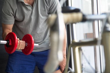 spor salonunda dumbbells ile egzersiz erkek