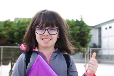 Okulun ya da kampüsün önündeki öğrenci