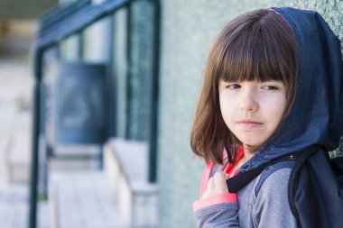 Okulda sırt çantalı bir kız.