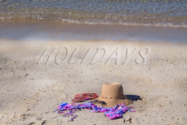 Letnie Akcesoria Plaży Kapelusz Okulary Przeciwsłoneczne Bikini Obuwie Koncepcja Wypoczynku — Zdjęcie stockowe
