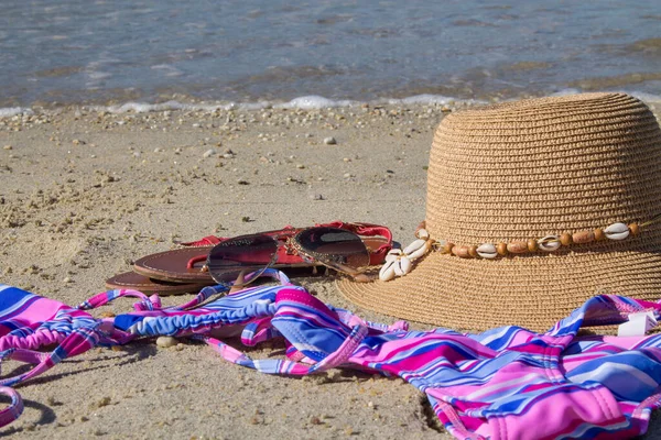 Zomer Accessoires Het Strand Hoed Zonnebril Bikini Schoeisel Concept Van — Stockfoto