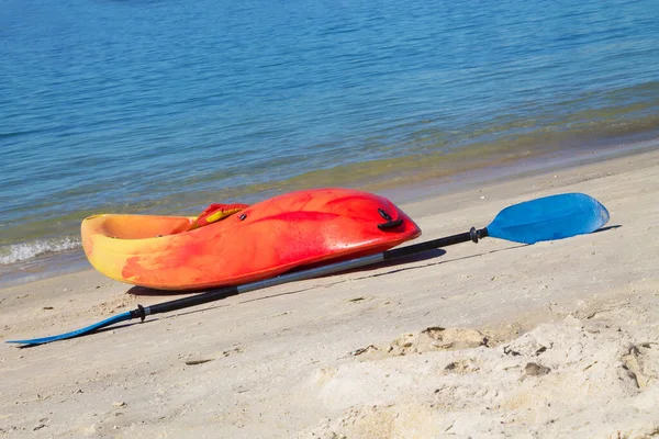 Kleurrijke Kajak Met Peddel Een Tropisch Strand Zonnige Zomer — Stockfoto