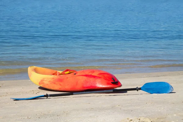 Kayak Colorido Con Remo Una Playa Tropical Verano Soleado —  Fotos de Stock