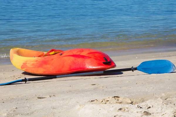 Caiaque Colorido Com Uma Praia Tropical Verão Ensolarado — Fotografia de Stock