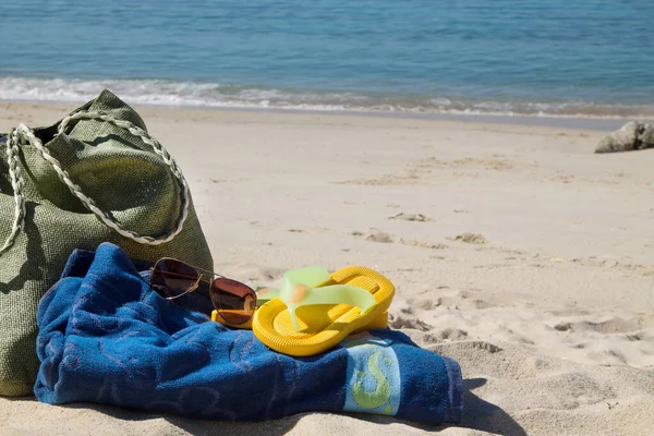 Τσάντα Πετσέτα Γυαλιά Ηλίου Και Σαγιονάρες Καλοκαιρινά Αξεσουάρ Στην Παραλία — Φωτογραφία Αρχείου