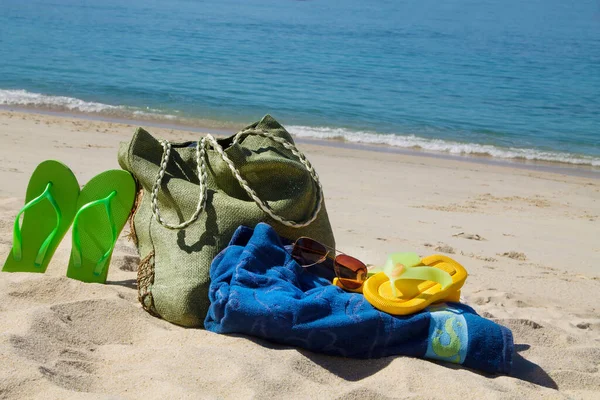 Saco Toalha Óculos Sol Chinelos Acessórios Verão Praia — Fotografia de Stock