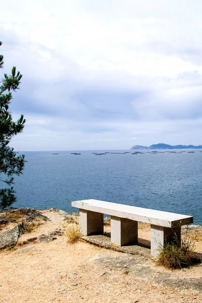 Одинокая Каменная Скамья Видом Острова Сис Галисия Испания — стоковое фото