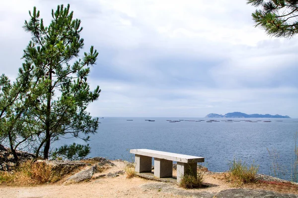 Одинокая Каменная Скамья Видом Острова Сис Галисия Испания — стоковое фото