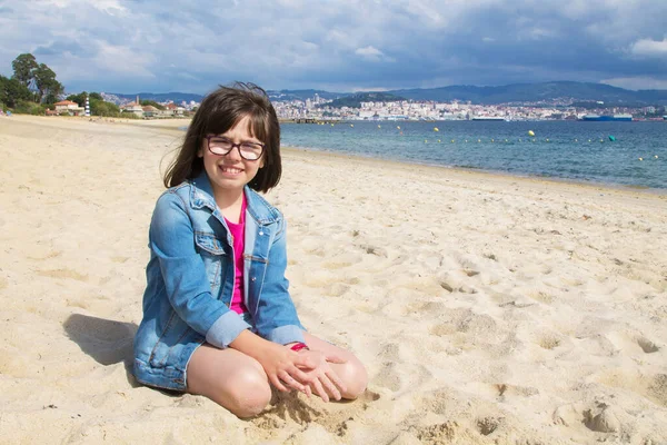 Meisje Aan Kust Van Het Strand Concept Van Vakantie Zomer — Stockfoto