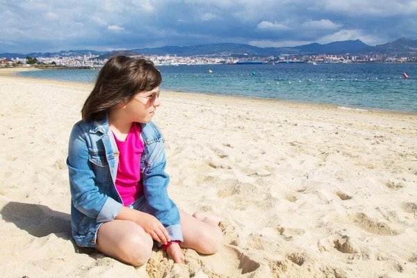 Meisje Aan Kust Van Het Strand Concept Van Vakantie Zomer — Stockfoto