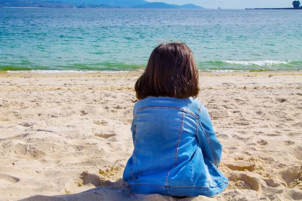 Mädchen Strand Mit Blick Auf Das Meer Konzept Für Urlaub — Stockfoto